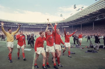 El, 30 de julio de 1966, Bobby Charlton se proclama campe¨®n del mundo con Inglaterra. En la imagen Bobby Charlton levanta el trofeo tras la victoria de Inglaterra por 4-2 tras la pr¨®rroga sobre Alemania Occidental en la final de la Copa del Mundo en el estadio de Wembley, el 30 de julio de 1966. Entre sus compa?eros de equipo que celebran con ¨¦l se encuentran el portero Gordon Banks y Alan Ball. a su derecha y el capit¨¢n del equipo Bobby Moore (1941 - 1993) a su izquierda.