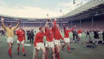 El 30 de julio de 1966, se proclama campeón del mundo con Inglaterra. En la imagen Bobby Charlton levanta el trofeo tras la victoria de Inglaterra por 4-2 tras la prórroga sobre Alemania Occidental en la final de la Copa del Mundo en el estadio de Wembley.
