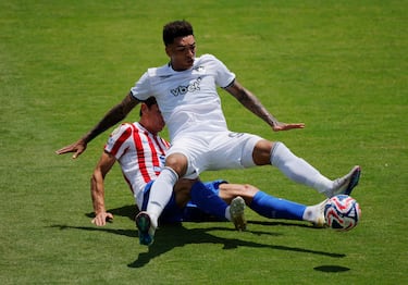 Robin Le Normand e Igor Jesus pugnan por la pelota.