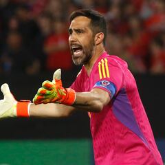 “Hemos retrocedido... Estamos al debe”: Claudio Bravo y su opinión del fútbol chileno