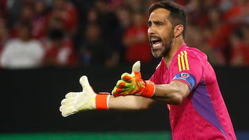 “Hemos retrocedido... Estamos al debe”: Claudio Bravo y su opinión del fútbol chileno