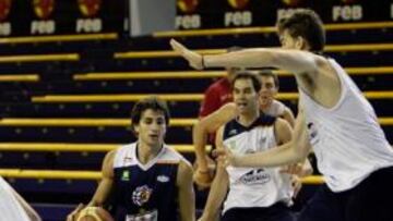 <b>PUESTA A PUNTO. </b>Ricky Rubio bota el balón en un entrenamiento ante la oposición de Marc Gasol.