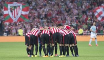 Los jugadores del Athletic de Bilbao antes de empezar el encuentro