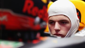 Max Verstappen subido en el Red Bull durante los test de Barcelona.
