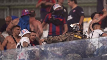 San Lorenzo fans argue with Military Police during the Copa Libertadores round of 16 second leg football match between Brazil's Atletico Mineiro and Argentina's San Lorenzo at the Arena MRV stadium in Belo Horizonte, Brazil, on August 20, 2024. (Photo by DOUGLAS MAGNO / AFP)