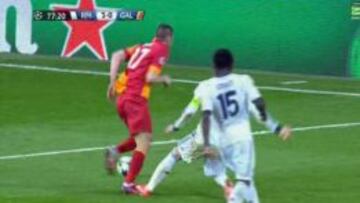 Esta acción de Sergio Ramos sobre Burak Yilmaz provocó la amarilla al turco en Madrid, al entender el colegiado Moen que simuló su caída.