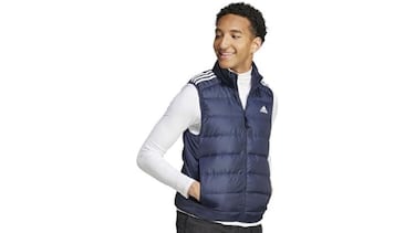 El truco para ir cómodo y cálido en invierno es este chaleco de Adidas para hombre
