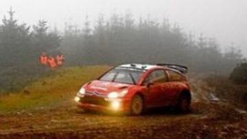 <b>CONDICIONES DIFÍCILES. </b>Los pilotos tuvieron muchas dificultades con la niebla, como se aprecia en esta imagen del Citroën de Loeb.