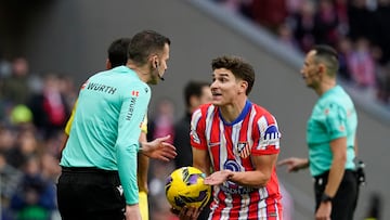 Julián Alvarez hablando con el árbitro del Atlético-Villarreal. Rubén Cano le avisa de cara al Madrid.