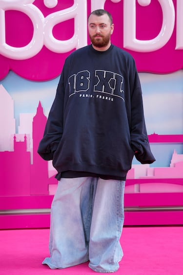 Sam Smith posa para los fotógrafos a su llegada al estreno de la película 'Barbie' en Londres.