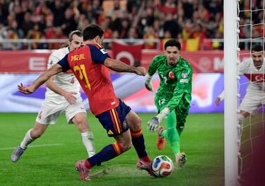 2-2. Despeje bajo palos de Merih Demiral al remate de Yeremy Pino, el balón rebota en Çaglar Söyüncü y Mikel Oyarzabal atento, empuja el balón a placer para anotar el segundo.