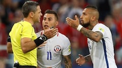 Eduardo Vargas y Arturo Vidal reclaman un gol anulado por el VAR.