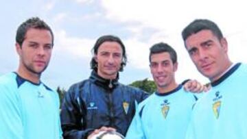 <b>RECUERDOS. </b>Fragoso, Toedtli, Caballero y Enrique posaron ayer para AS tras repetir la jugada del gol del ascenso.