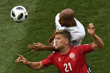 Andreas Cornelius y Steven N'Zonzi saltan al mismo tiempo.