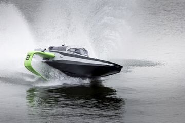 Las lanchas de competici¨®n han dado un paso al frente con las RaceBird. Se trata de un tipo de embarcaci¨®n que utiliza la innovadora tecnolog¨ªa de hidroala, que permite elevarse sobre la superficie del agua con una resistencia m¨ªnima y una m¨¢xima eficiencia energ¨¦tica. En la imagen, la E1 RaceBird RB01 durante unos test en Cremona (Italia).