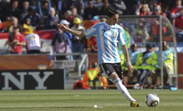 La otra gran noticia dentro del seno argentino era el fichaje de Ángel Di María por el Real Madrid. El atacante argentino estaba realizando un completísimo Mundial y había sido una de las peticiones de José Mourinho para reforzar la plantilla blanca. El Fideo, como era conocido, abandonaba el Benfica lisboeta para recalar en el conjunto madridista.