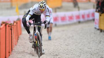 Mathieu Van Der Poel compite durante el Zilvermeercross en Mol, Bélgica.