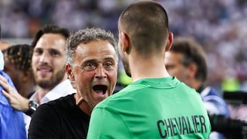 Luis Enrique celebra un victoria con Lucas Chevalier. (Photo by FRANCK FIFE / AFP)
