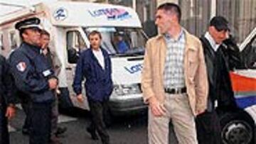 <b>DETENIDOS</b>. El italiano Cortinovis y el belga Dierckxens, tras él, son conducidos por la policía.