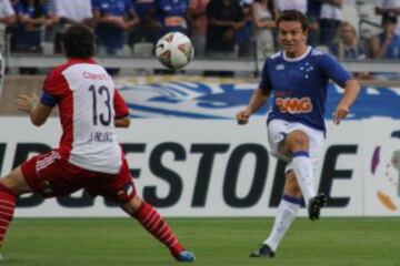 EL QUE MÁS JUGÓ: Rojas es el jugador azul con más participaciones internacionales (78). En la foto ante Cruzeiro de Brasil. 