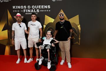 El actor Brian Albacete "Brianeitor" y sus acompañantes posan a su llegada a las finales de la Kings League, en el Cívitas Metropolitano de Madrid.