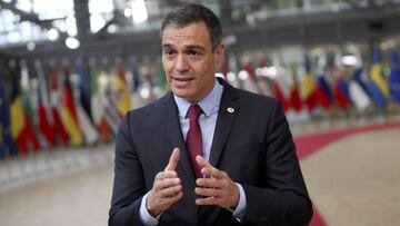 Brussels (Belgium), 17/07/2020.- Spain's Prime Minister Pedro Sanchez makes a statement as he arrives for an EU summit at the European Council building in Brussels, Belgium, 17 July 2020. European Union nations leaders meet face-to-face for the first time since February to discuss plans responding to coronavirus crisis and new long-term EU budget at the special European Council on 17 and 18 July. (Lanzamiento de disco, Bélgica, España, Bruselas) EFE/EPA/FRANCISCO SECO / POOL