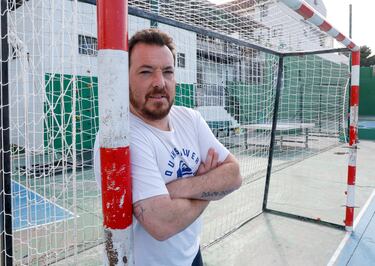 Militaba en el Sporting de Gijón durante el torneo. Jugó más de 60 partidos en Primera con Levante y Almería. También vistió la camiseta del Elche y se unió a la corriente de probar suerte en el fútbol chino y en Grecia. Se retiró en 2018 en el modesto Acero. Actualmente dirige la metodología de cantera de la Unión Deportiva Paterna y también trabaja en agencia y representación de futbolistas.