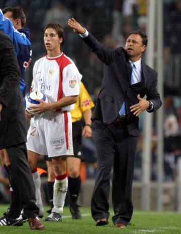 En la temporada 2003/04 alternó el Sevilla Atlético con el primer equipo. Joaquín Caparrós fue el encargado de hacer debutar al canterano el día 1 de febrero de 2004 en un partido que enfrentó al Sevilla contra el Deportivo de la Coruña. Habiendo jugado tan sólo dos temporadas en el primer equipo fue transferido al Real Madrid.