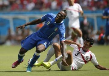 El delantero italiano Mario Balotelli (i) y el defensa costarricense Giancarlo González (d), luchan por el balón durante el partido Italia-Costa Rica, del Grupo D del Mundial de Fútbol de Brasil 2014, que se disputan en el Arena Pernambuco de Recife.