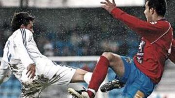 <b>DISPUTADO. </b>Velayos se lleva un balón bajo la intensa lluvia de O' Couto.