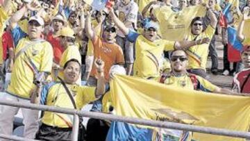 <b>PASIÓN TRICOLOR. </b>Las gradas del Coliséum se inundaron de banderas de Ecuador y de hinchas felices de ver a su selección.