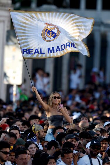 Seguidores en la plaza de Cibeles.