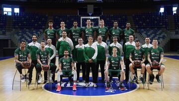 Foto de familia de la plantilla de baloncesto de Unicaja Málaga.