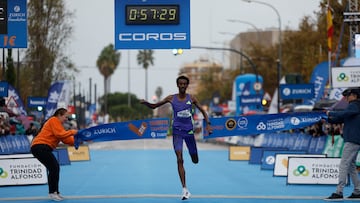 El etíope Yomif Kejelcha estableció este domingo en Valencia un nuevo récord del mundo en el Medio Maratón Trinidad Alfonso al acabar la prueba en un tiempo oficioso de 57.30, un segundo por debajo de los 57.31 de Jacob Kiplimo en Lisboa en 2021. EFE/ Biel Aliño
