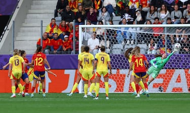 Otro gol a balón parado. Esta vez es en una segunda jugada que Alexia aprovecha para sumar otro gol a su casillero.