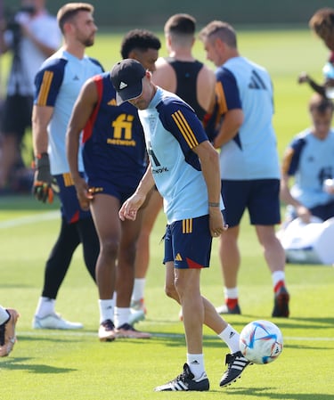 El seleccionador español juega con la pelota durante el entrenamiento de 'La Roja'.