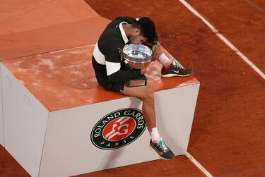 Carlos Alcaraz se abraza al trofeo de Roland Garros. 