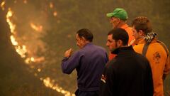 GRAF510. LOS ANCARES (LUGO), 16/10/2017.- Varios vecinos preocupados por las llamas esta ma&ntilde;ana junto al incendio forestal en las proximidades de la Reserva Natural de los Ancares (Lugo). Un total de 32 incendios siguen activos en Galicia, de los cuales 17 se encuentran en situaci&oacute;n dos, de riesgo real para n&uacute;cleos poblados, seg&uacute;n el &uacute;ltimo parte de la Conseller&iacute;a de Medio Rural de la Xunta. EFE/ Eliseo Trigo