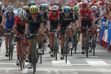 El grupo de favoritos, con Chris Froome, llega a la meta de Alhama de Murcia, situada en la sede de ElPozo.