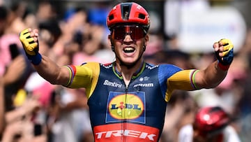 Lidl - Trek's Danish rider Mads Pedersen celebrates as he cycles to the finish line to win 8th stage of the 110th edition of the Tour de France cycling race, 201 km between Libourne and Limoges, in central western France, on July 8, 2023. (Photo by Marco BERTORELLO / AFP)