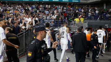 Los jugadores del Real Madrid abandonan la cancha tras el segundo partido de los cuartos de final de la EuroLiga que Real Madrid y Partizan Belgrado.