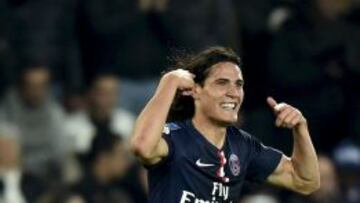 Además de poder jugar para uno de los clubes más potentes de Europa de la actualidad, Cavani aprovecha el tiempo libre en París para disfrutar de diferentes actividades lúdicas que le ofrece la ciudad. También se siente afortunado por las opciones que le da el club capitalino, que abre las puertas a leyendas del mundo del fútbol interesadas en el día a día del PSG. Una de las últimas personalidades a la que pudo saludar fue a Ronaldo, “el mejor jugador de todos los tiempos”. Llega hoy a Barcelona con el PSG. Por la tarde se ejercitará y estará atento a lo que digan Blanc y David Luiz en el Camp Nou.