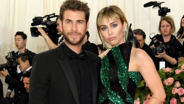 Miley Cyrus yLiam Hemsworth en el Metropolitan Museum of Art Costume Institute Benefit Gala 2019 en Nueva York, USA.