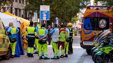 Agentes de los Servicios de Emergencias trabajan en las inmediaciones dónde se ha derrumbado un edificio en obras, en la zona de Ópera, a 7 de octubre de 2025, en Madrid (España). Tres personas han resultado heridas en el derrumbe parcial de un edificio en obras de seis plantas de la calle de las Hileras, en la zona de Ópera. Un total de once dotaciones de Bomberos del Ayuntamiento de Madrid con la Sección de Apoyo Aéreo y Sección Canina de Policía Municipal buscan a posibles desaparecidos.
07 OCTUBRE 2025
Matias Chiofalo / Europa Press
07/10/2025