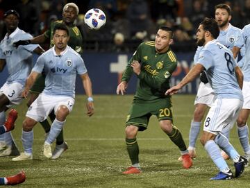 David Guzmán y Roger Espinoza colisionaron en una dura batalla en el centro del campo. 