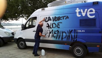 Varios coches de la caravana oficial de la Vuelta a España 2018 fueron atacados en Portugalete y Barakaldo en acto vandálico antes de la etapa del Monte Oiz.