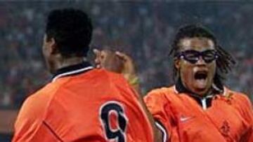 <b>COMPAÑEROS.</B> Davids volverá a compartir vestuario con Kluivert, compañero suyo en el Ajax y en la selección holandesa.