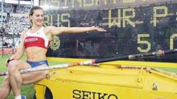 <b>TRIPLE CORONA. </b>Yelena Isinbayeva, campeona de Europa y olímpica en pértiga, tras batir el récord y proclamarse campeona del mundo ayer en Helsinki.