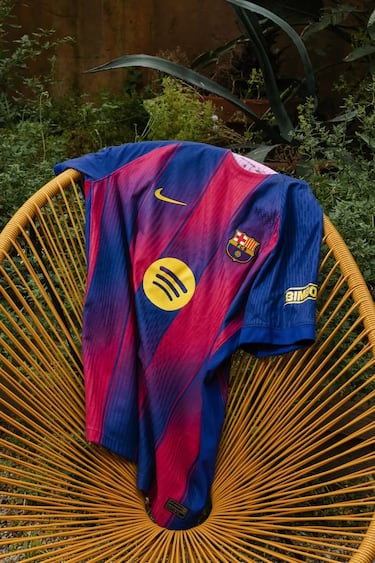 La nueva equipación se estrena con la campaña ‘Definimos el mañana’, protagonizada por los jugadores y las jugadoras de los primeros equipos de fútbol del Club.