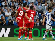 SAN SEBASTIÁN, 22/04/2026.- Los jugadores del Getafe celebran el primer gol del equipo madrileño durante el partido de la jornada 33 de LaLiga entre la Real Sociedad y Getafe CF, este miércoles en el estadio de Anoeta en San Sebastián. EFE/Juan Herrero